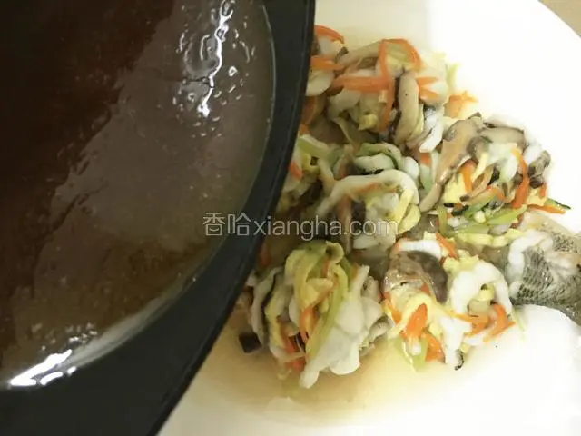 最后淋在鱼丸子上面即可。