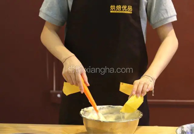 7.在拌好的面糊里倒入30ML的植物油，也采用翻拌的形式搅拌均匀，成为蛋糕糊