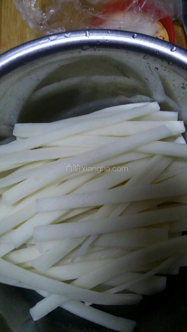 把饵块切成粗丝，大白菜切丝。