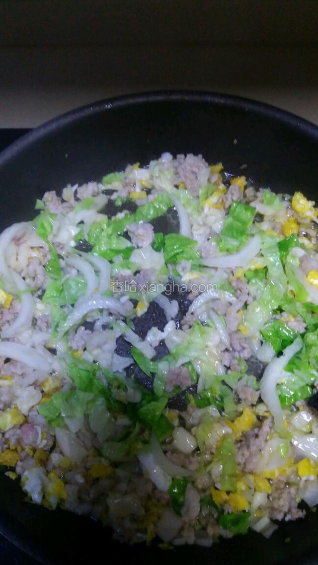 热锅放入食用油，油热放入鸡蛋炒香，加肉末煸炒加白菜。