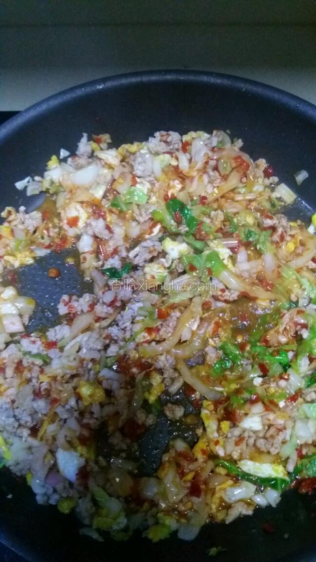 加入一茶匙糟辣子和泡菜（腌菜）继续翻炒