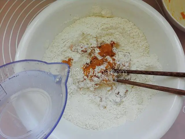 把南瓜泥倒入面粉稍和几下，在添加适量温水和成面团，盖上保鲜膜室温发酵二倍，大约两小时左右