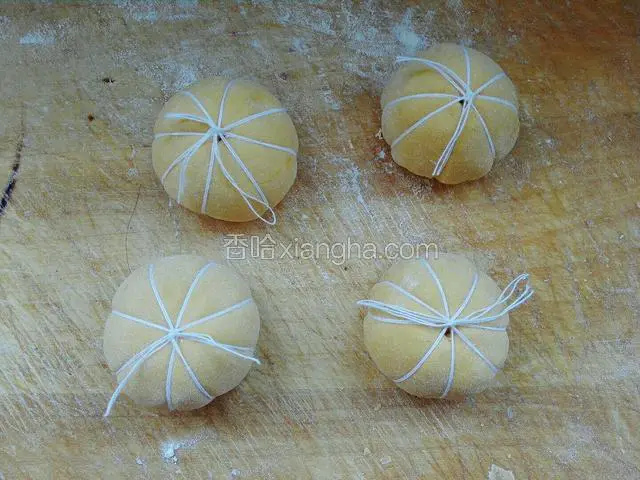 剪刀去掉多余绵线，像这样就可以了
