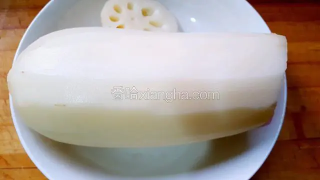 莲藕洗干净，把外皮去掉！把头的部分斜着切开，如图所示！