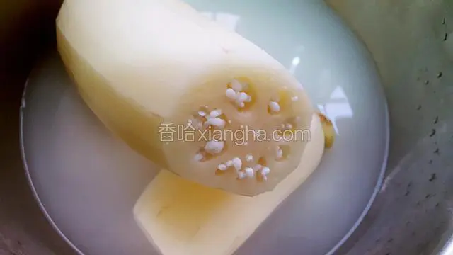 把糯米慢慢的放入莲藕的小空隙里面，我是用手慢慢的放进去的！