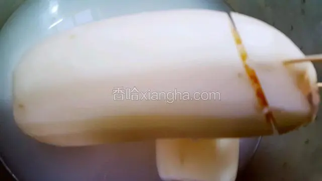 把莲藕头上面切来的用牙签固定一下，中间留少许空隙便于煮的时候进滋味！