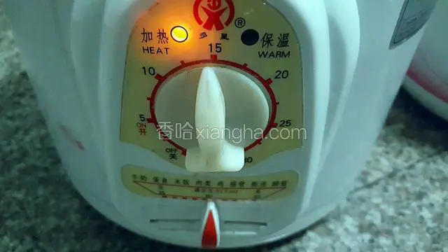 中火煮15分钟，我是泡了一晚上早上起来才打开的锅！这样容易进滋味啊！