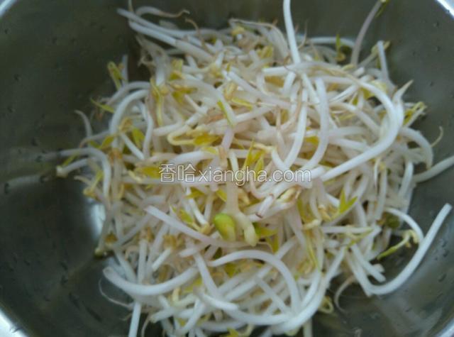 绿豆芽洗净。