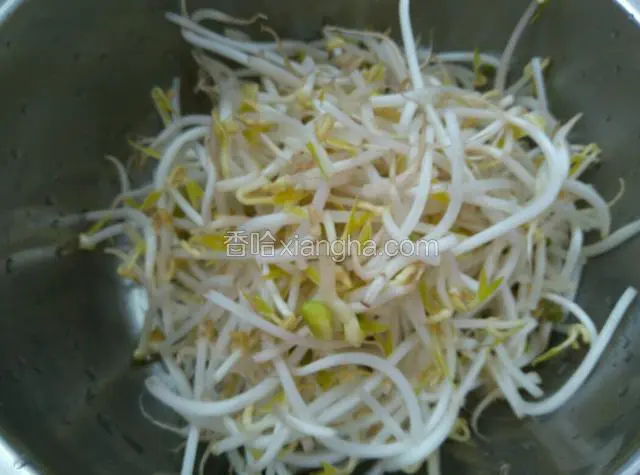 绿豆芽洗净。