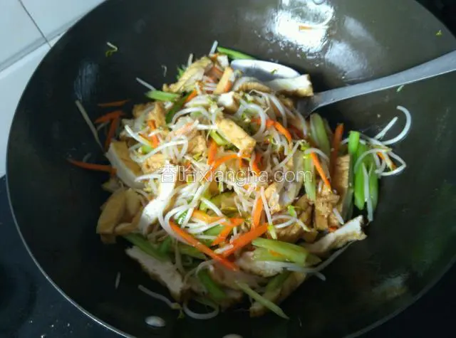 加入油豆腐炒2分钟。