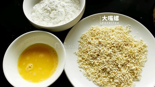 准备好鸡蛋液、玉米淀粉还有方便面碎末