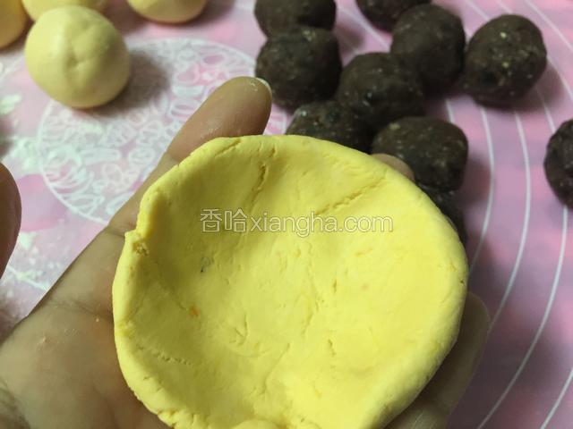 像做包子一样把皮压扁将绿豆泥包在中门