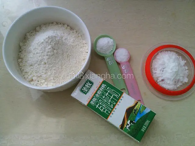 准备好所有食材，将鸡蛋打散成鸡蛋液
