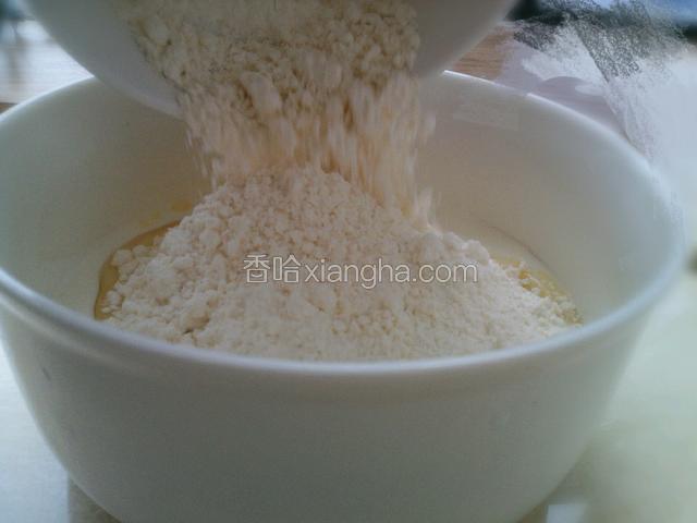 将面粉，泡打粉，盐，糖，混合均匀，倒入搅拌好的牛奶糊中再加入鸡蛋。
