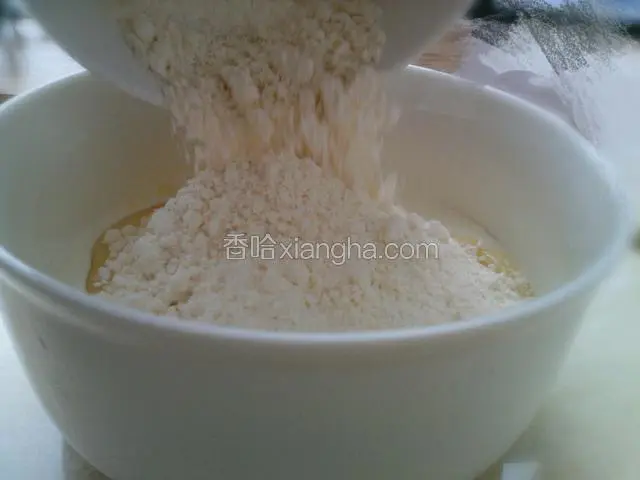 将面粉，泡打粉，盐，糖，混合均匀，倒入搅拌好的牛奶糊中再加入鸡蛋。