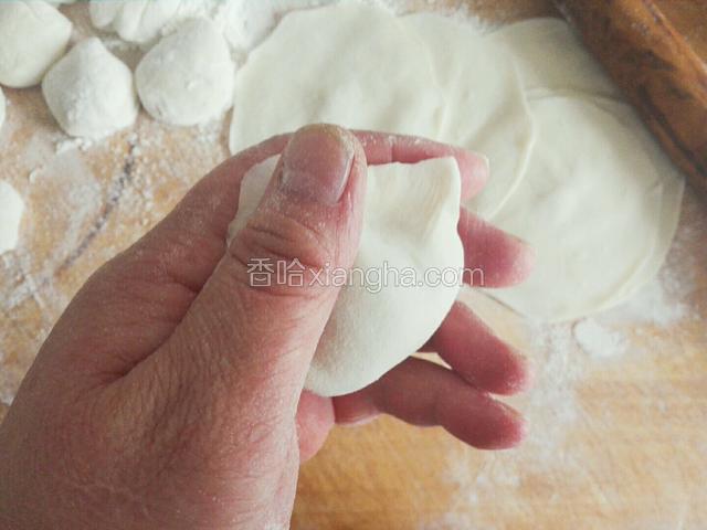 然后双手用匀劲挤岀鼓肚饺子