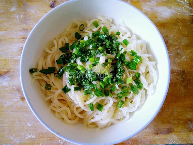 加入盐，鸡精，香醋，味极鲜。给锅里倒点油，油热后浇到葱和调料上，葱油面就做好啦，搅拌均匀后，开吃吧。