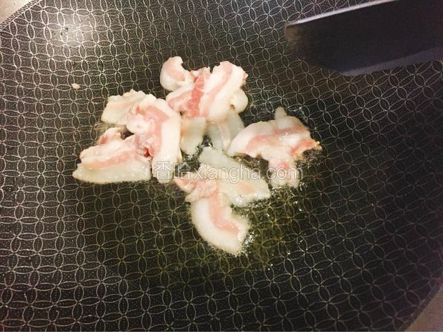 热锅倒入少许油，下猪肉片，炒制颜色焦黄