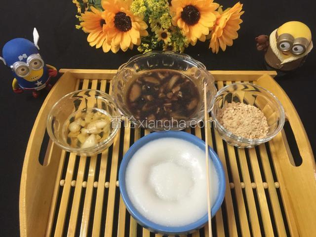 吃砵子糕也有讲究的，用竹签延着砵子转一圈，再把砵子糕按比例画井字格。