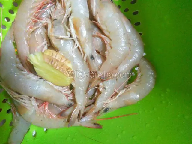 把虾洗干净，准备姜片