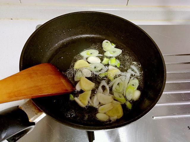 用锅内煎排骨留下的底油，把葱姜蒜煸香。