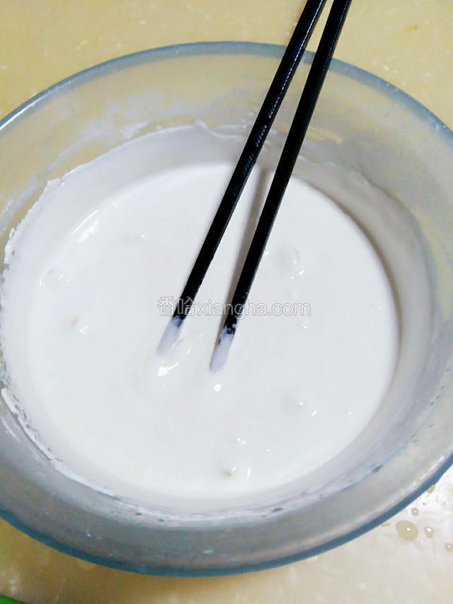用少许凉水将粘米粉调成糊状
