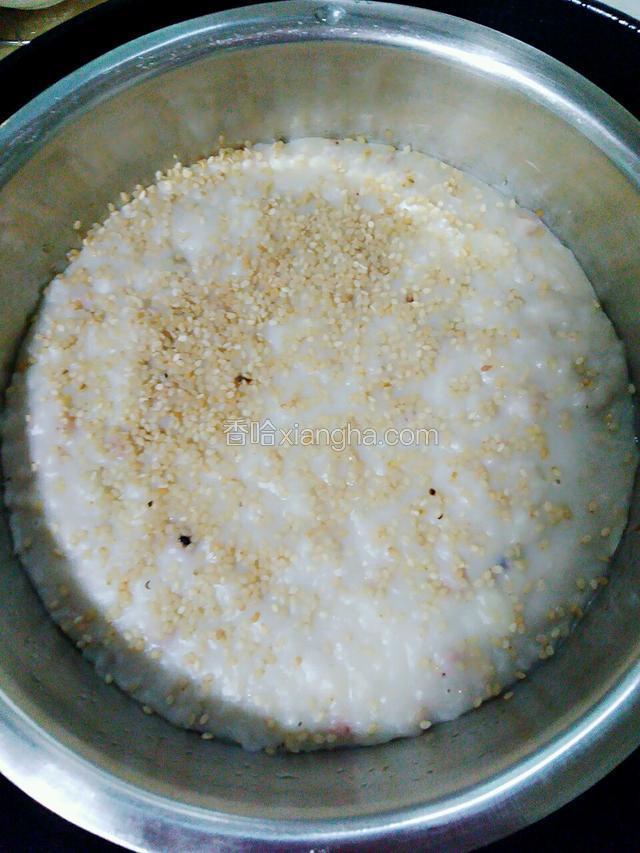 撒上白芝麻或小葱。
