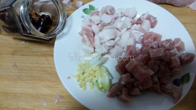 肉切丁，葱姜切碎，辣椒切断段