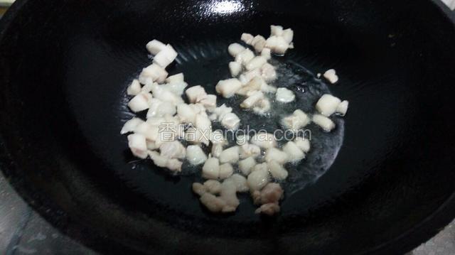 锅中放油先放入肥肉煸炒