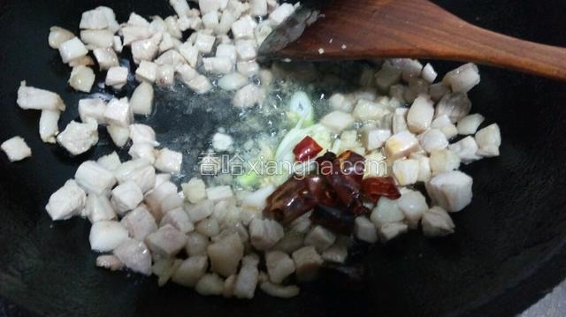 放入葱姜辣椒炒香