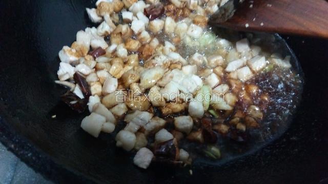 加入料酒，酱油