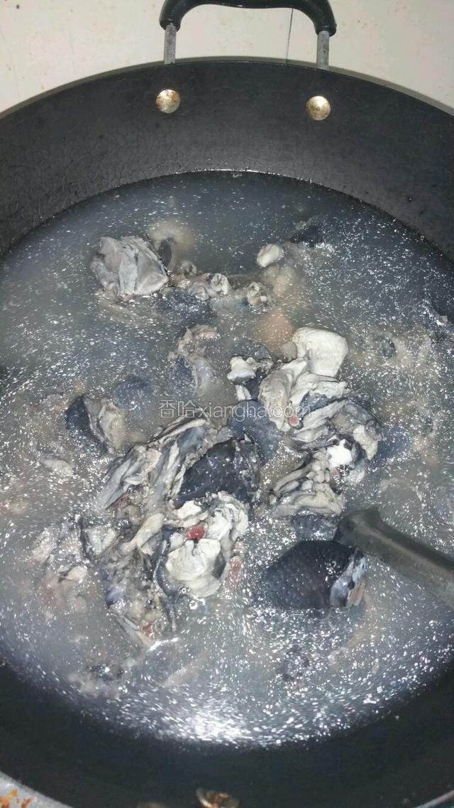 锅里水烧开加料酒，把鸡肉焯水3分钟