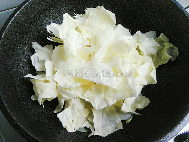 倒入大头菜爆炒（一）