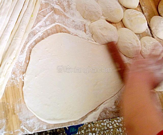 取一个面团，用擀面杖擀成薄面片