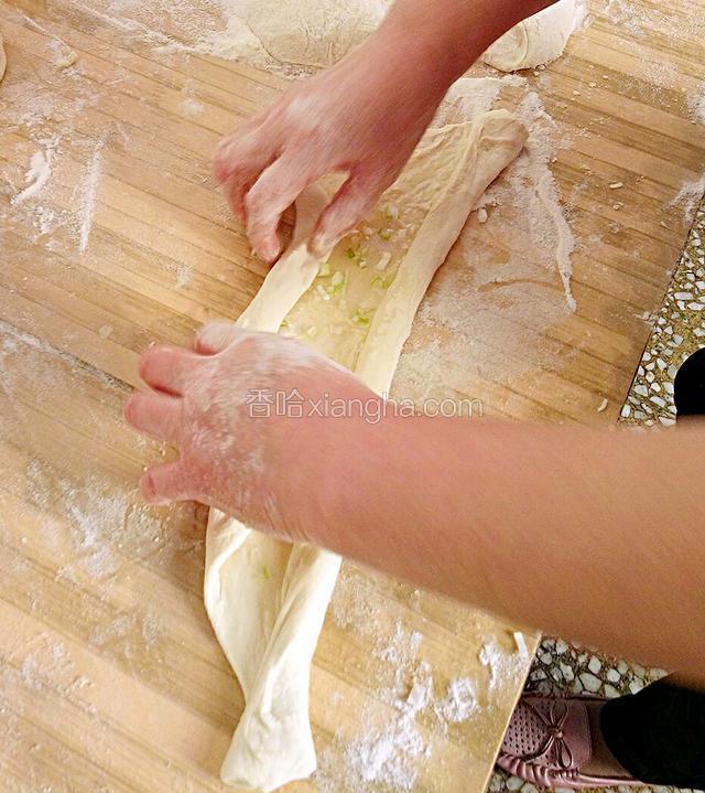 卷到中间位置，再从对着的另一端卷过来