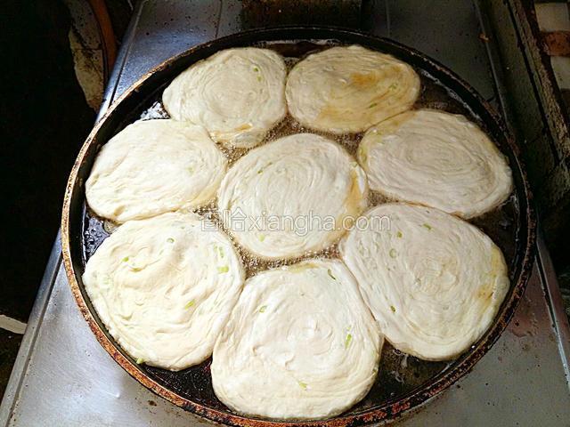 电饼铛放适量油，烧七成热，放入油饼坯