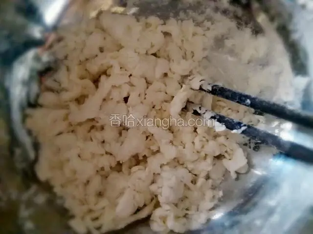 面粉分次加水和成面疙瘩备用