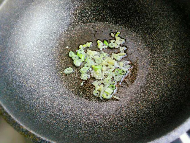 锅里倒入少许食用油烧热，放入葱姜爆香