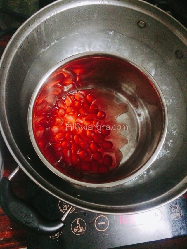 把QQ糖放入容器里隔水加热至融化