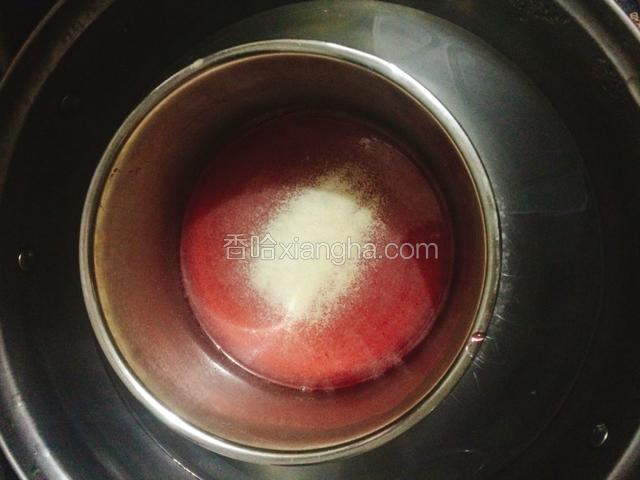 再加入吉利丁粉，搅拌至完全溶化