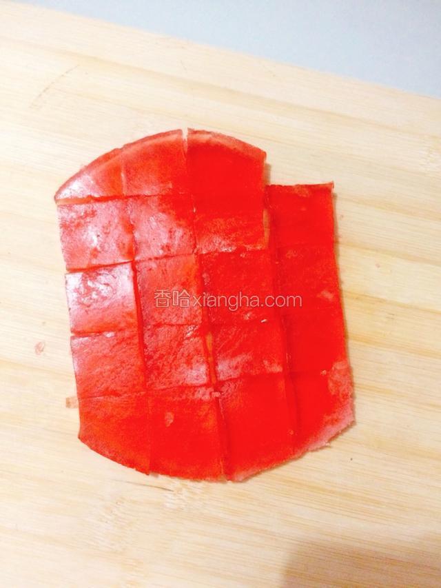 凝固后取出脱模切小块