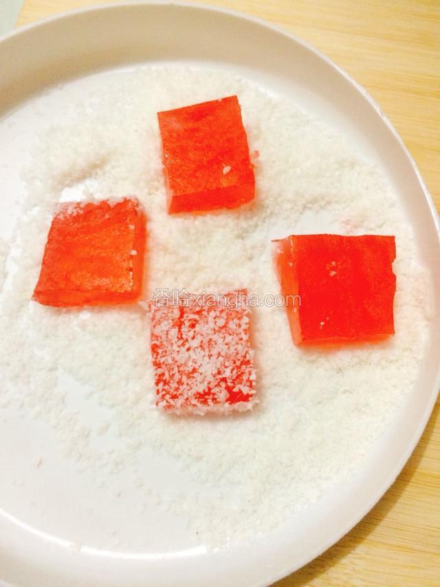 再把糖块到椰蓉里滚一下，让糖块裹上一层椰蓉