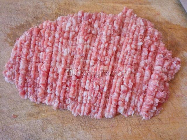 用刀剁成肉泥