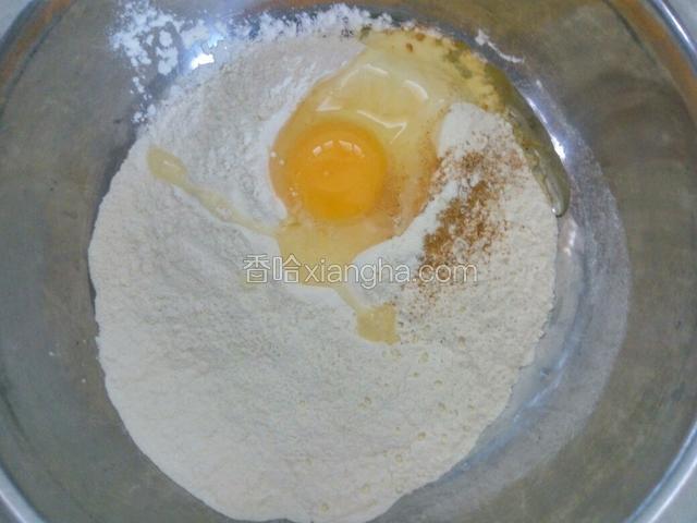取100克面粉，加一个鸡蛋，5克五香粉，5克鸡粉