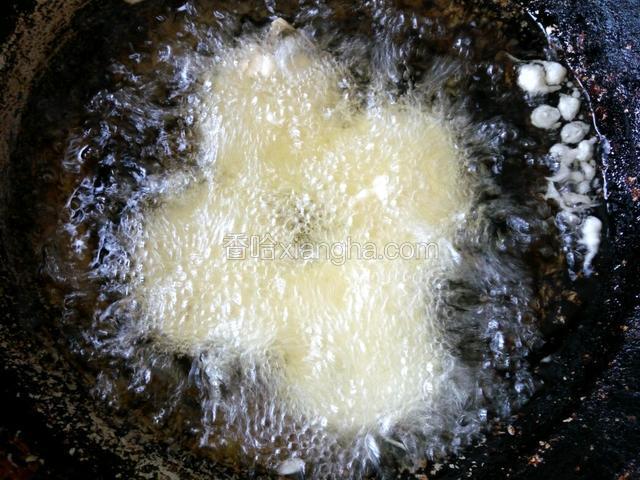 锅中注入适量油，五成热放入蘸了面糊的藕夹