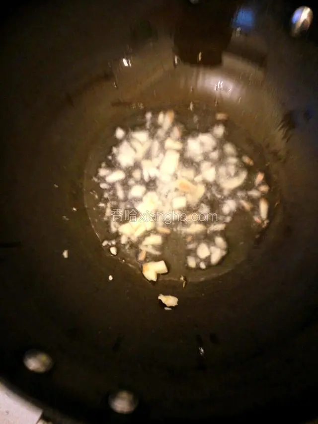锅内放适量油爆香姜蒜沫