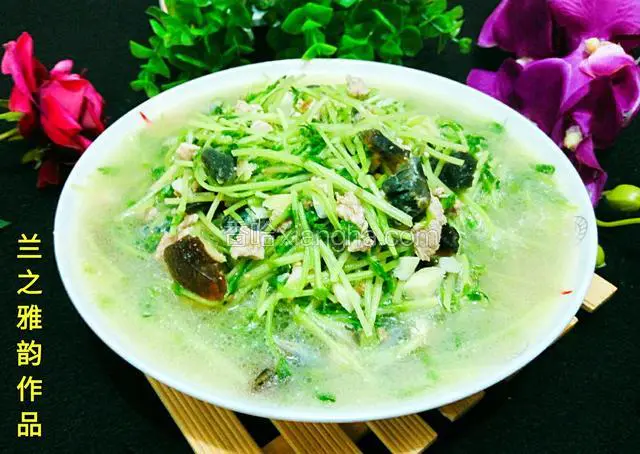 盘子大而浅，显得汤好多