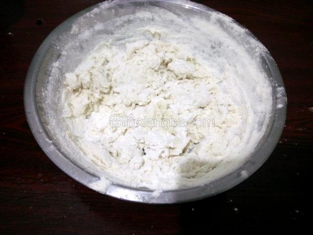 米酒和酵母粉倒进盆里，搅拌成絮状