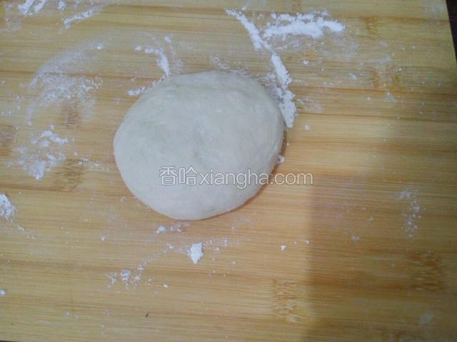 把面团放到案板上揉搓排气