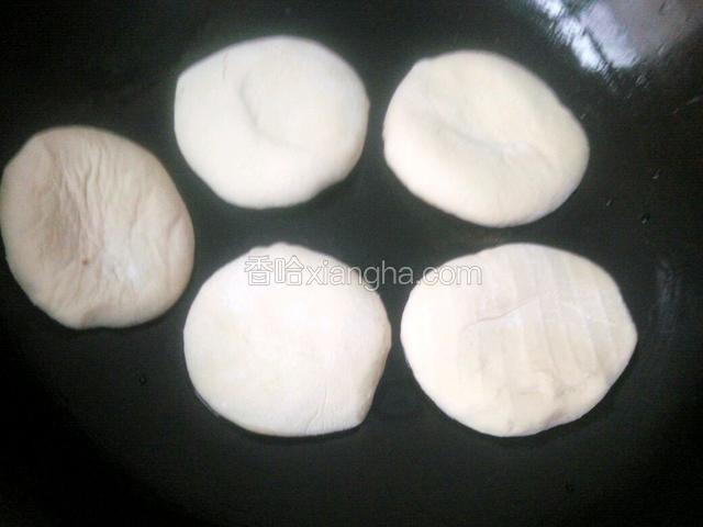 锅里抹油，小火烙饼